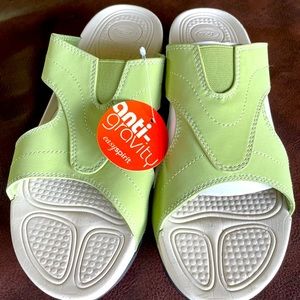 Easy Spirit Flip Flops, Sandals, size 9, Lime Green, NWT